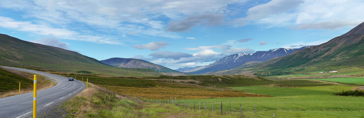 typisch hügelige Landschaft in Island