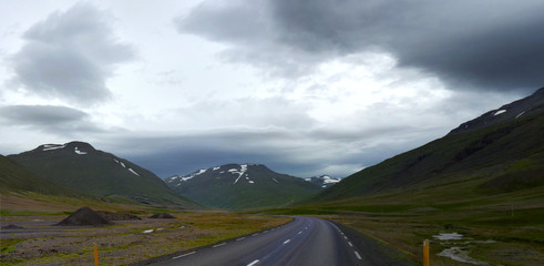 typisch hügelige Landschaft in Island