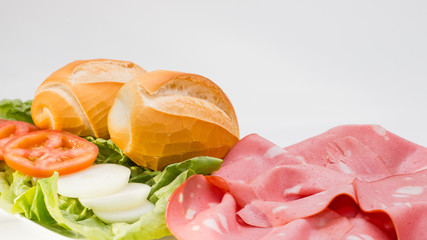 pão francês  salada e mortadela