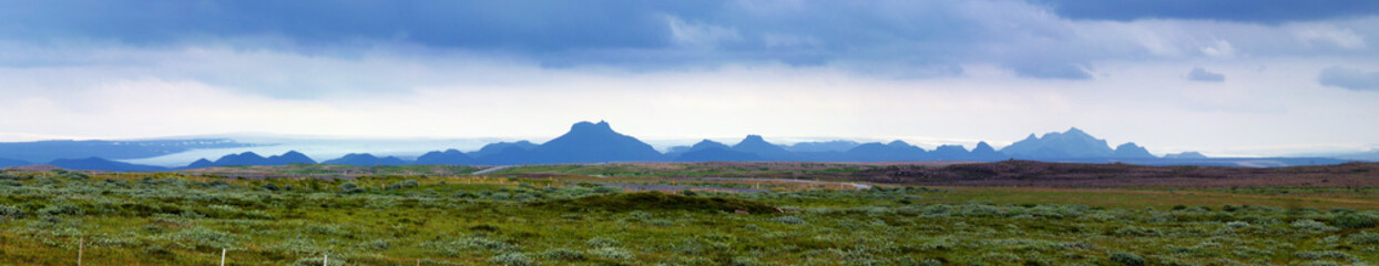 Fototapeta na wymiar typisch hügelige Landschaft in Island