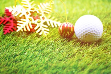 Naklejka premium Santa with golf ball and snowflake for golfer's Christmas concept
