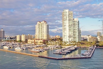 Fototapeta na wymiar Skyline and ocean views of city of Miami