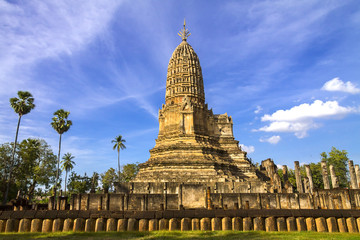 Fototapeta na wymiar Ancient pagoda Wat Phra Si Ratanamahathat sky