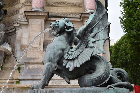 Griffon de la fontaine Saint-Michel à Paris, France