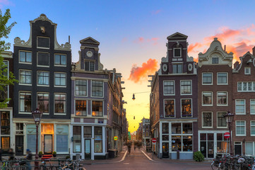 Prachtige zonsondergang in een van de negen straatjes in Amsterdam, Nederland