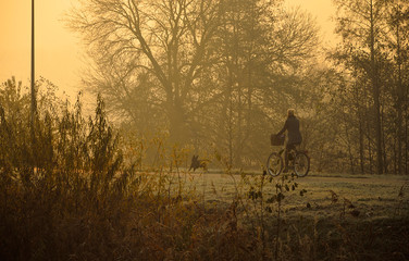 Rowerzysta na bulwarze we mgle