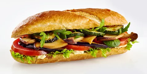 Foto op Plexiglas Snackbar Broodje vers stokbrood met groenten