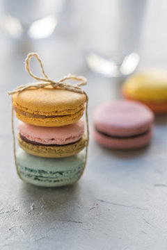 Macarons pastell - gestapelt und verschn&uuml;rt