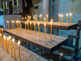 Kerzen Altar in einer Kirche