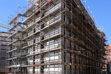 Rohbau eines Wohnblocks mit Gerüst