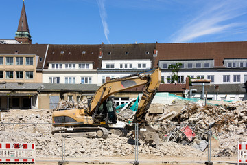 Bagger räumt den Bauschtt auf