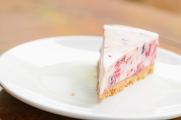 Slice strawberry and blueberry of Cheesecake.
