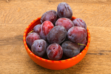 Plums in the bowl