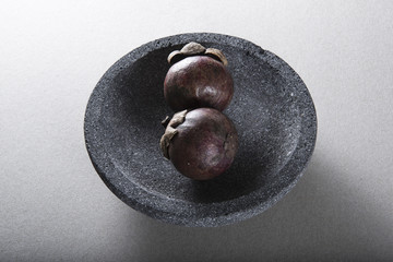 Zwei Mangostane in einer Naturschale