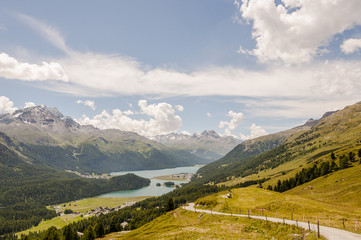 Fototapeta premium St. Moritz, Dorf, Seenplatte, Silvaplana, Silvaplanersee, Corvatsch, Surlej, Signalbahn, Wanderweg, Alpen, Engadin, Oberengadin, Graubünden, Sommer, Schweiz