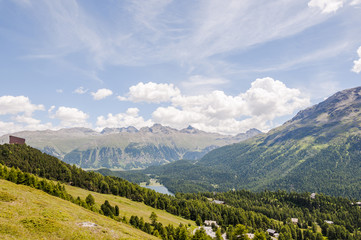 Fototapeta premium St. Moritz, Dorf, St. Moritzersee, See, Bergsee, Engadin, Oberengadin, Wanderweg, Alpen, Signalbahn, Stazerwaldl, Graubünden, Sommer, Schweiz