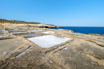 Salzpfannen zur Gewinnung von Meersalz an der Nordküste von Gozo in der Nähe von Marsalforn Malta