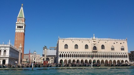 Fototapeta na wymiar Campanille San Marco et palais des doges