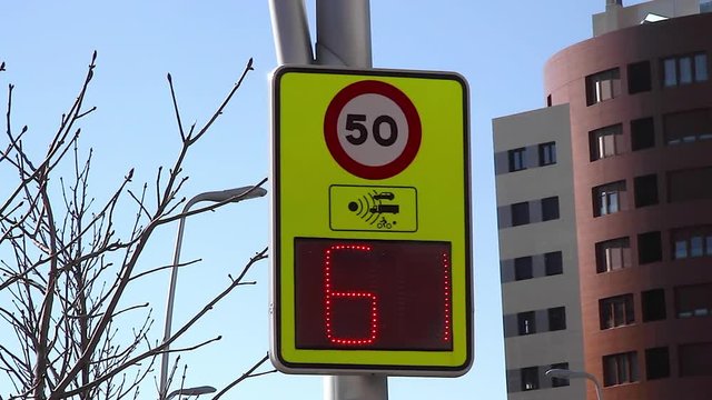 Radar Avisador  de Velocidad  marcando exceso de velocidad 