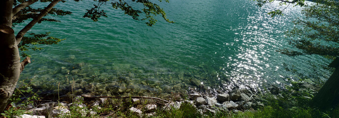 Klares Wasser des Walchensees in Bayern