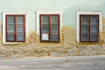 Alte Hausmauer mit Fenster zum renovieren