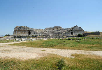 Fototapeta na wymiar Le théâtre antique du site archéologique de Milet en Anatolie