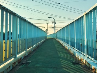 歩道橋と早朝の空