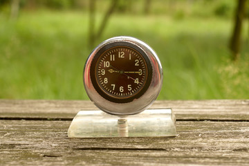 Naklejka premium Old clock on a wooden table