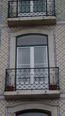 Fototapeta na wymiar portugiesische Fliesen Azulejos mit Fenster in Lissabon Portugal