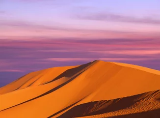  Beautiful sunset over sand dunes abstract background. Sahara desert in Morocco, Africa © Zzvet