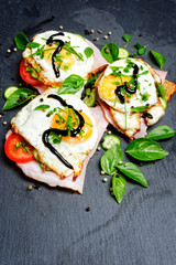 spiegelei auf brot mit gemüse