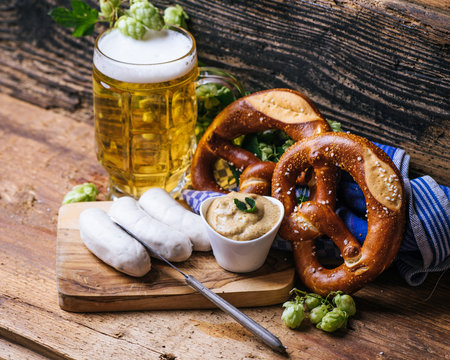 Wei&szlig;wurst, Brezn und ein Helles 