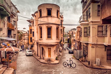 Deurstickers ISTANBUL, TURKIJE - 6 mei 2017:Panoramic Vintage uitzicht op traditionele straat en huizen in Balat area.Street view in historische Balat-district. Balat is een populaire attractie in Istanbul © epic_images