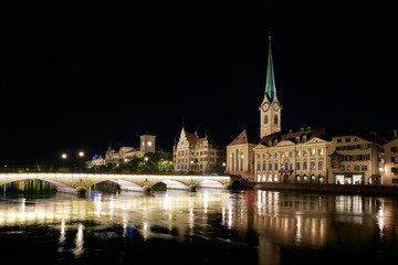 Fototapeta na wymiar Zürich Nachtaufnahme Wühre Münsterbrücke Limmat Stadthaus Fraumünster Beleuchtung Spiegelungen Nachthimmel
