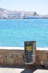 Naklejka premium Poubelle bord de mer Myconos Grêce