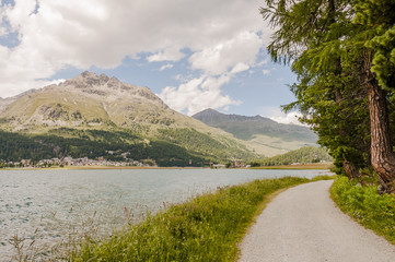 Silvaplana, Silvaplanersee, Seenplatte, Uferweg, Wanderweg, Engadin, Oberengadin, Julierpass, Piz Julier, Piz Nair, Alpen, Graub&uuml;nden, Sommer, Schweiz