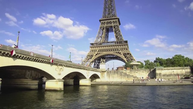 セーヌ川クルーズで眺めるパリの街並み
View of Paris from the Seine Cruise