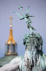 ein Detail vom Neptunbrunnen in Berlin ( Deutschland ), im Hintergrund ist der Berliner Dom zu sehen © Rainer Fuhrmann