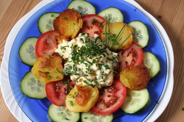 Bratkartoffeln mit Eier-Gurken-Salat