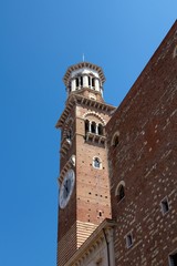 Fototapeta na wymiar Turm in Verona Italien