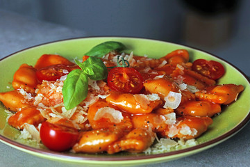 Ravioli with tomato sauce and basil