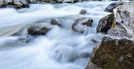 Fototapeta na wymiar Wasser Hintergrund - Bachbett mit Steine