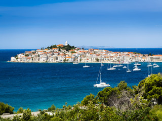 Fototapeta premium Kroatien, Adriaküste, Dalmatien, Region Split, Primošten, Šibensko-Kninska, Blick auf die Halbinsel Primosten