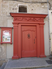 Porte médiévale rouge à Pézénas