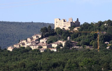 Fototapeta na wymiar Le village de Lacoste en Provence et les ruines du château du marquis de Sade, Vaucluse