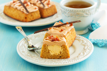 Banana-caramel cupcakes with cream 
