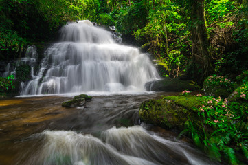 Fototapeta na wymiar Man Daeng waterfall.