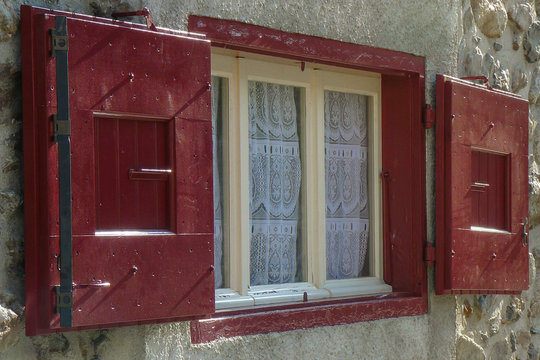 Ventana rural roja