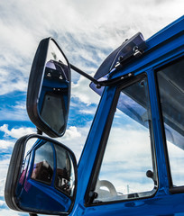 Зеркало грузовика и облачное небо