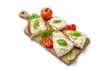 Bruschette con crema di formaggio, pomodoro e basilico